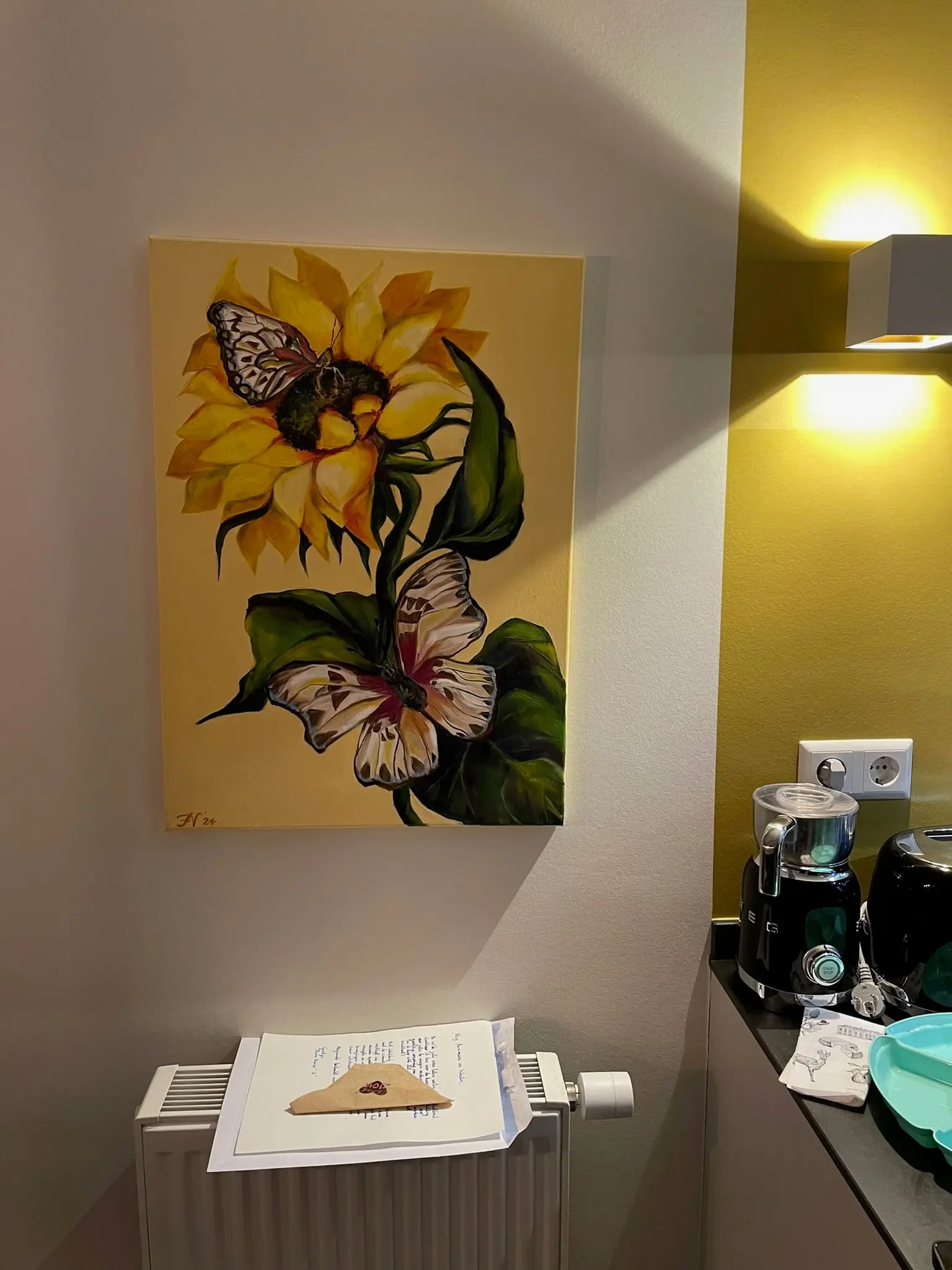 Zonnebloem met vlinders aan de muur